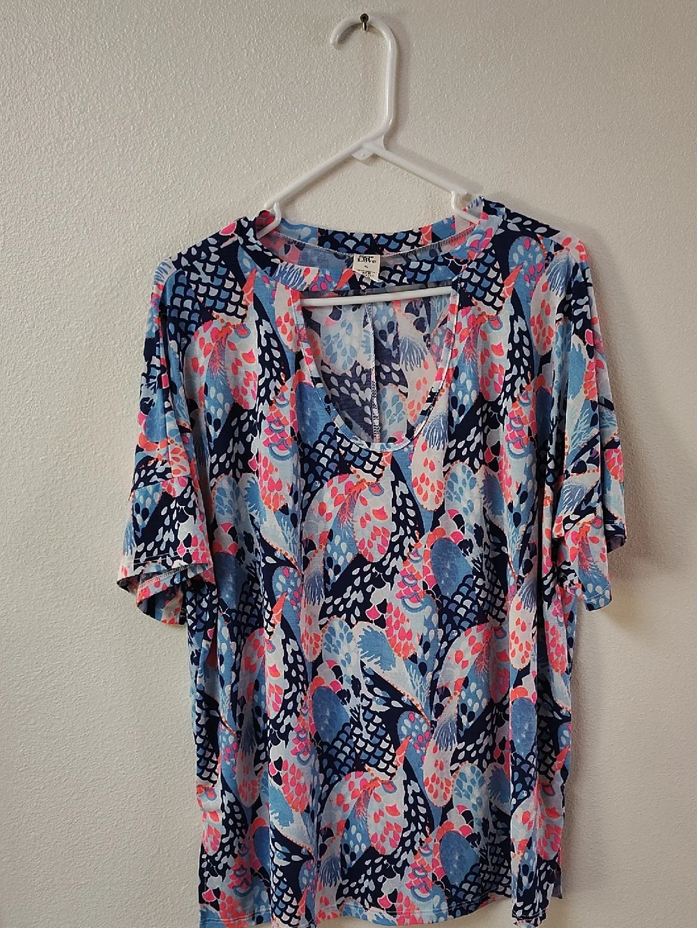 Sew In Love Womens XL Blue Pink Abstract Fish Scale Print Split V-Neck Top ET377